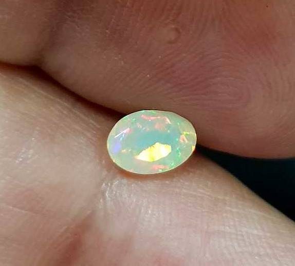 Opal 0.54Cts Oval Facetted 5x7mm Multi Colours Glittering Rainbow 3D! Ethiopian Natural