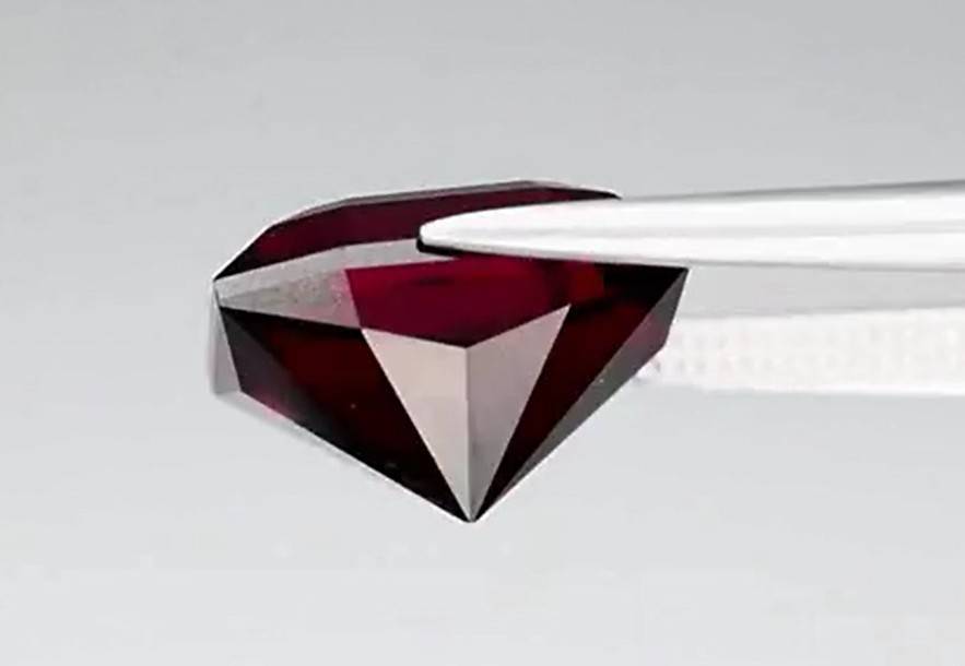 5.73ct Reddish Purple Rhodolite Garnet VS Octagon Natural - Tanzania