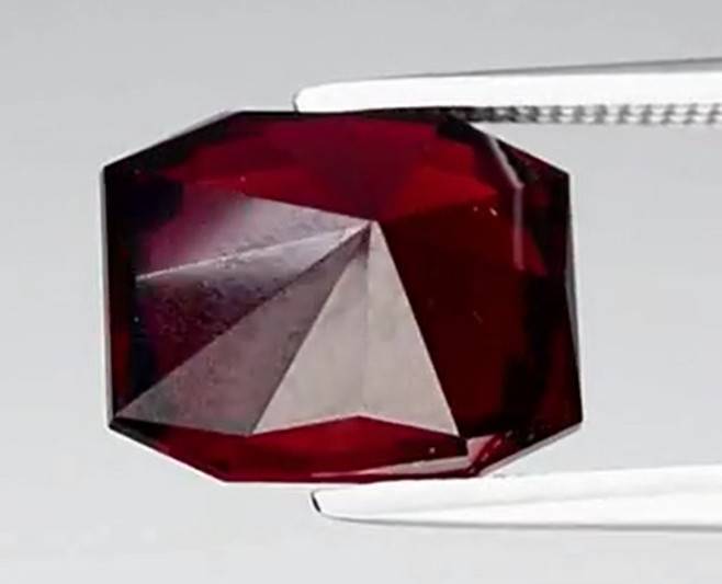 5.73ct Reddish Purple Rhodolite Garnet VS Octagon Natural - Tanzania
