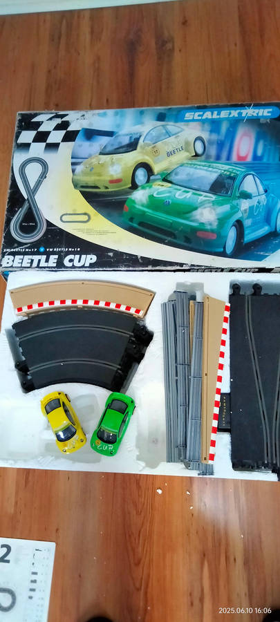 Scalextric 1:32 scale Beetle Cup slot car set - in original box! (read description!)