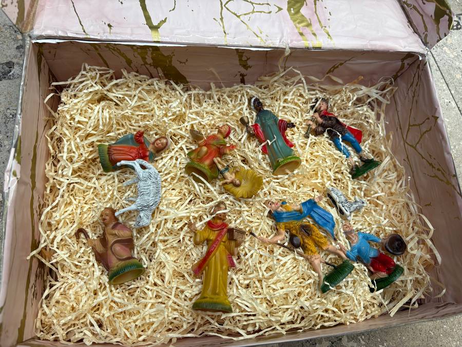 Vintage nativity set pvc Italy 10 piece