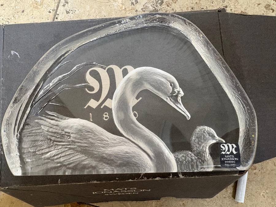 Vintage Mats Jonasson lead crystal paperweight Swan mother and baby  3d NIB , in original packaging