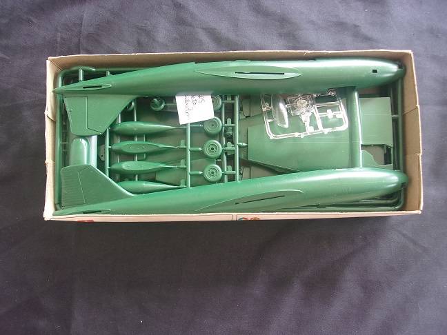 Lot of 5 vintage model plane kits for 1 bid - not sure if complete