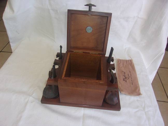 4 Vintage quality smoking pipes and a pipe stand for 1 bid