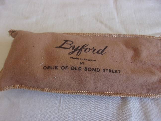 4 Vintage quality smoking pipes and a pipe stand for 1 bid