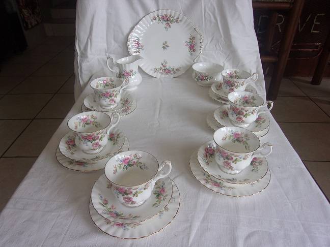 Vintage 21 piece Royal Albert "Moss Rose"  tea set - good condition