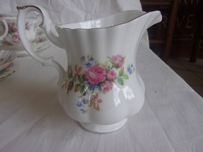 Vintage 21 piece Royal Albert "Moss Rose"  tea set - good condition