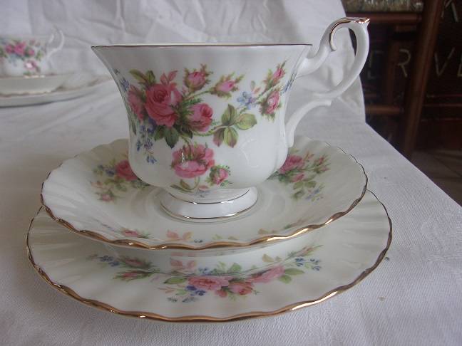 Vintage 21 piece Royal Albert "Moss Rose"  tea set - good condition