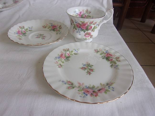 Vintage 21 piece Royal Albert "Moss Rose"  tea set - good condition