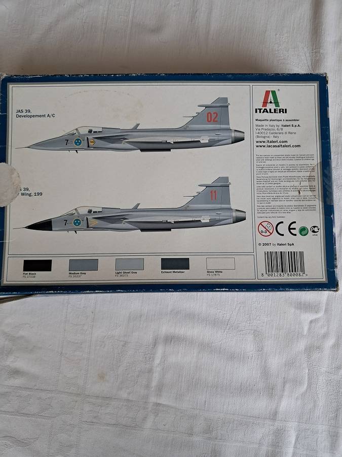 Revell 1:72 scale Junkers & Italeri JAS 39 A Gripen model plane kits for 1 bid