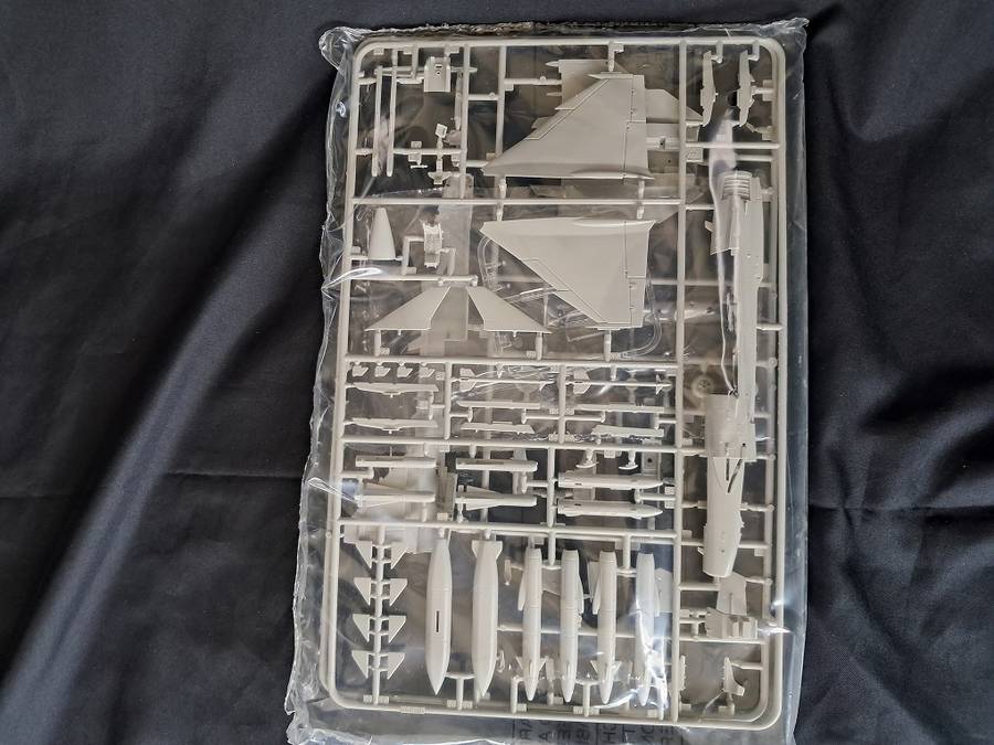 Revell 1:72 scale Junkers & Italeri JAS 39 A Gripen model plane kits for 1 bid