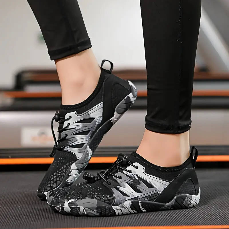 Lightweight barefoot feel Aqua Shoes  Black Camo Lace Up Size 9.5
