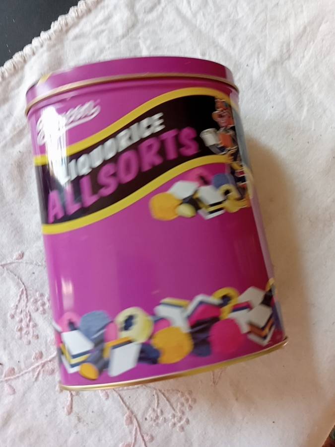 VINTAGE 200GRAM LQUORICE TIN