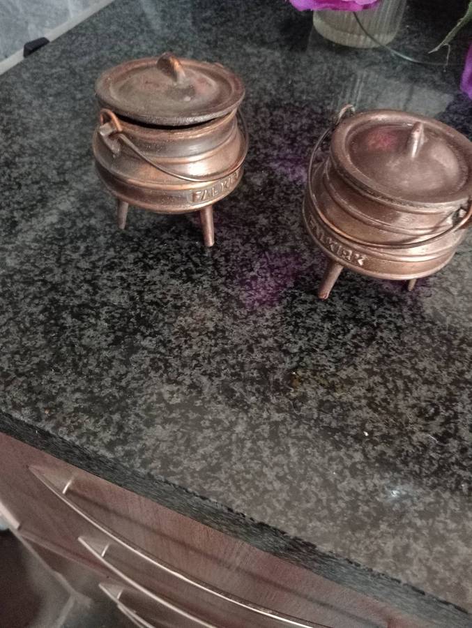 2 MINIATURE ANTIQUE FALKIRK POTS WITH LIDS