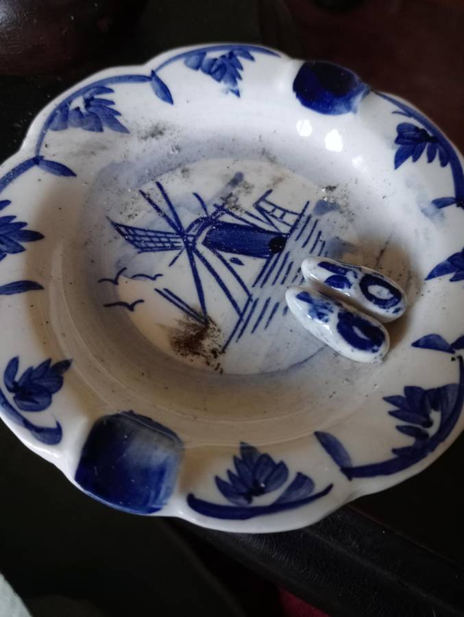 VINTAGE BLUE AND WHITE ASHTRAY