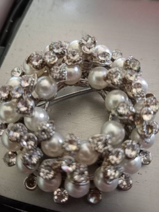 VINTAGE FAUX PEARLS AND RHINOSTONE BROOCH