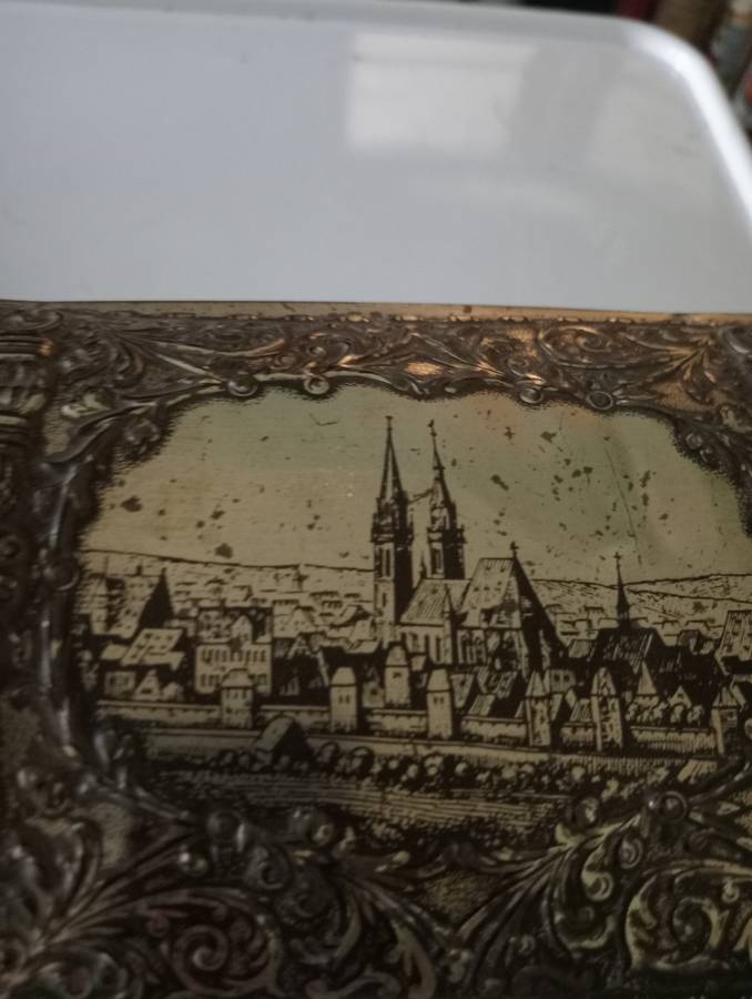 ANTIQUE COLLECTABLE TIN