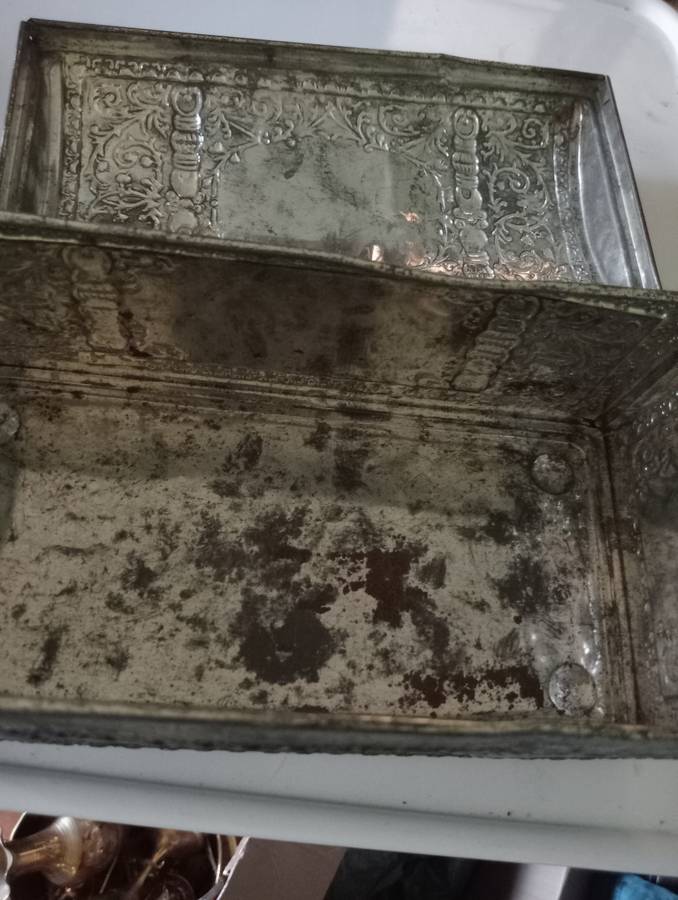 ANTIQUE COLLECTABLE TIN
