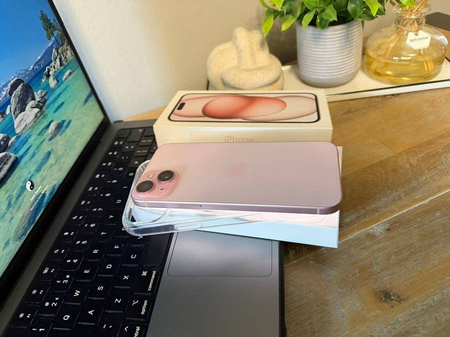 iPhone 15 Plus (256GB) PRESTINE Pre-owned Condition + Box , Charger & Accessories