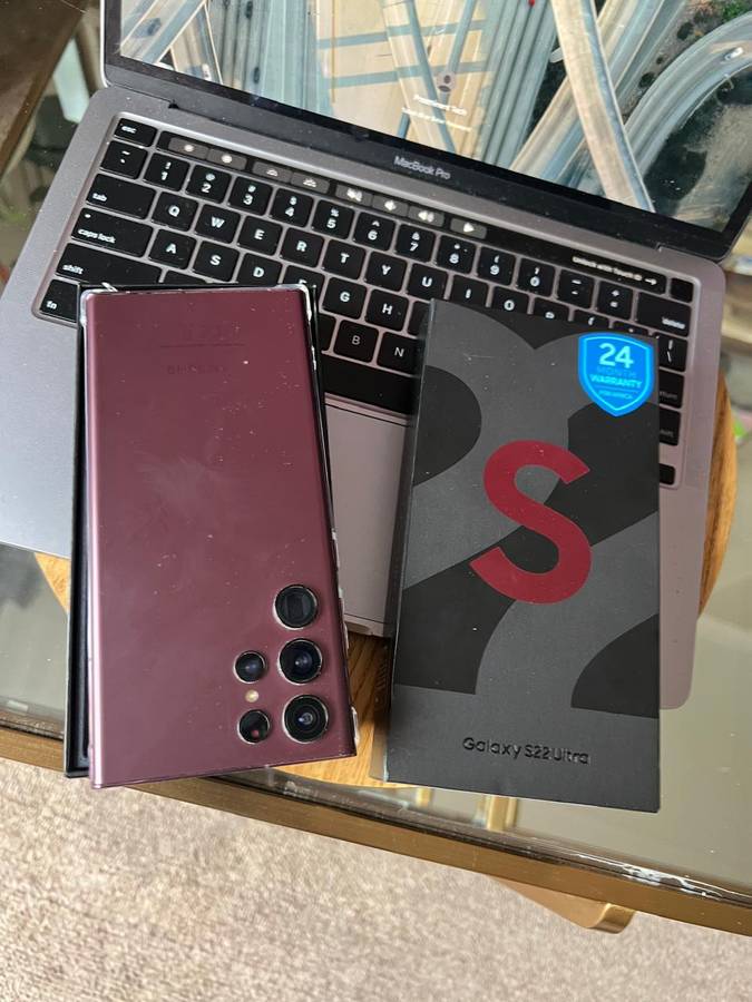 Samsung Galaxy S22 Ultra (256GB) Burgundy ,12GB RAM In Excellent Condition