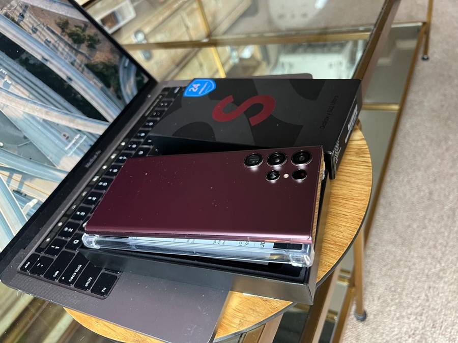 Samsung Galaxy S22 Ultra (256GB) Burgundy ,12GB RAM In Excellent Condition