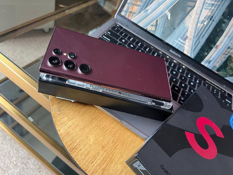 Samsung Galaxy S22 Ultra (256GB) Burgundy ,12GB RAM In Excellent Condition