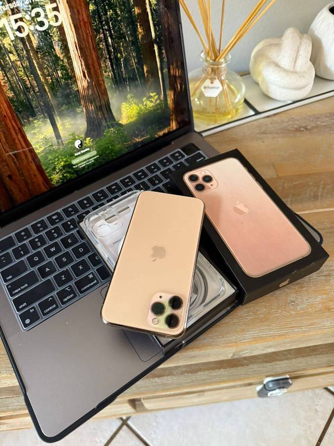 iPhone 11 Pro (256GB) Excellent Condition +Box & Accessories