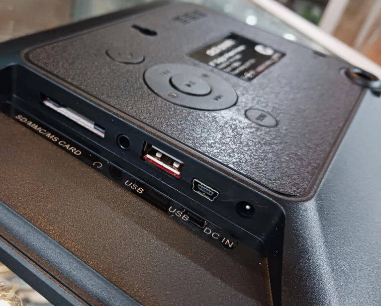 DICK SMITH 8" DIGITAL PHOTO FRAME - PLAYS VIDEOS, MUSIC & PHOTO SLIDESHOWS ,excellent condition