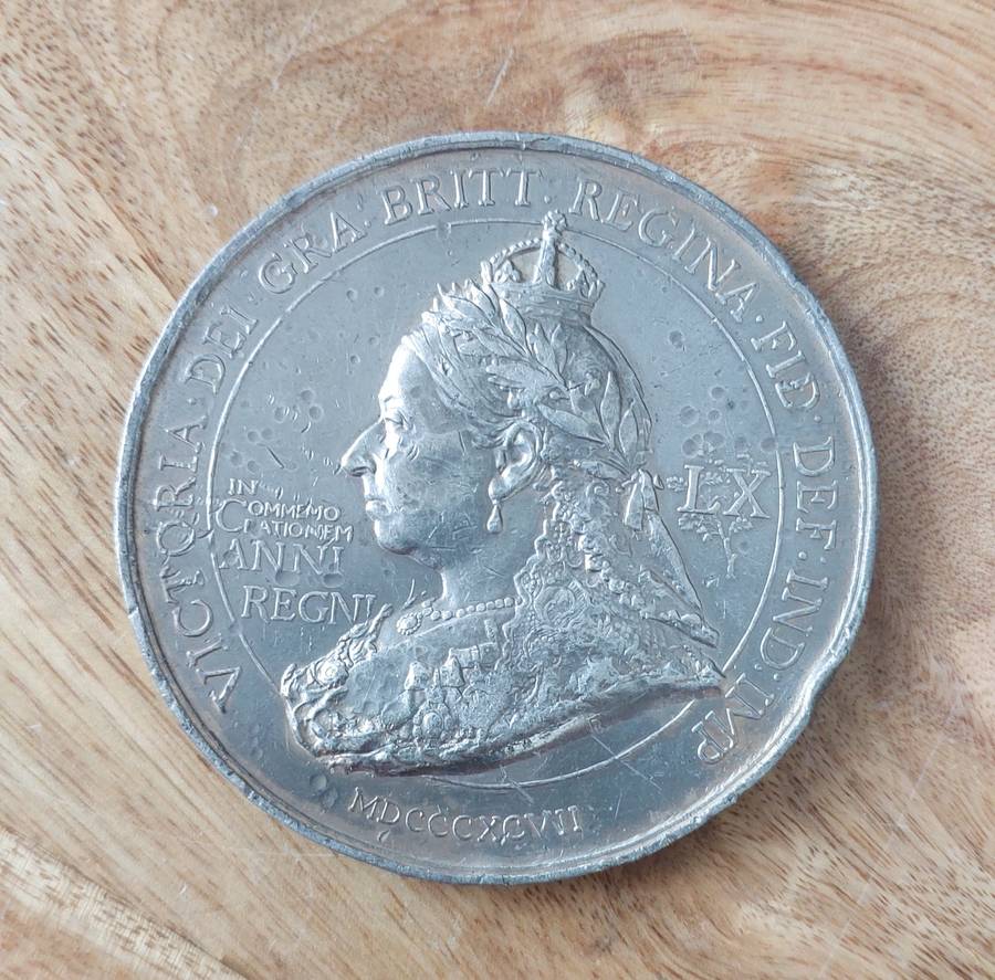 - 1897 British Empire Queen Victoria (White Metal) Medallion. Weight 134.30g -