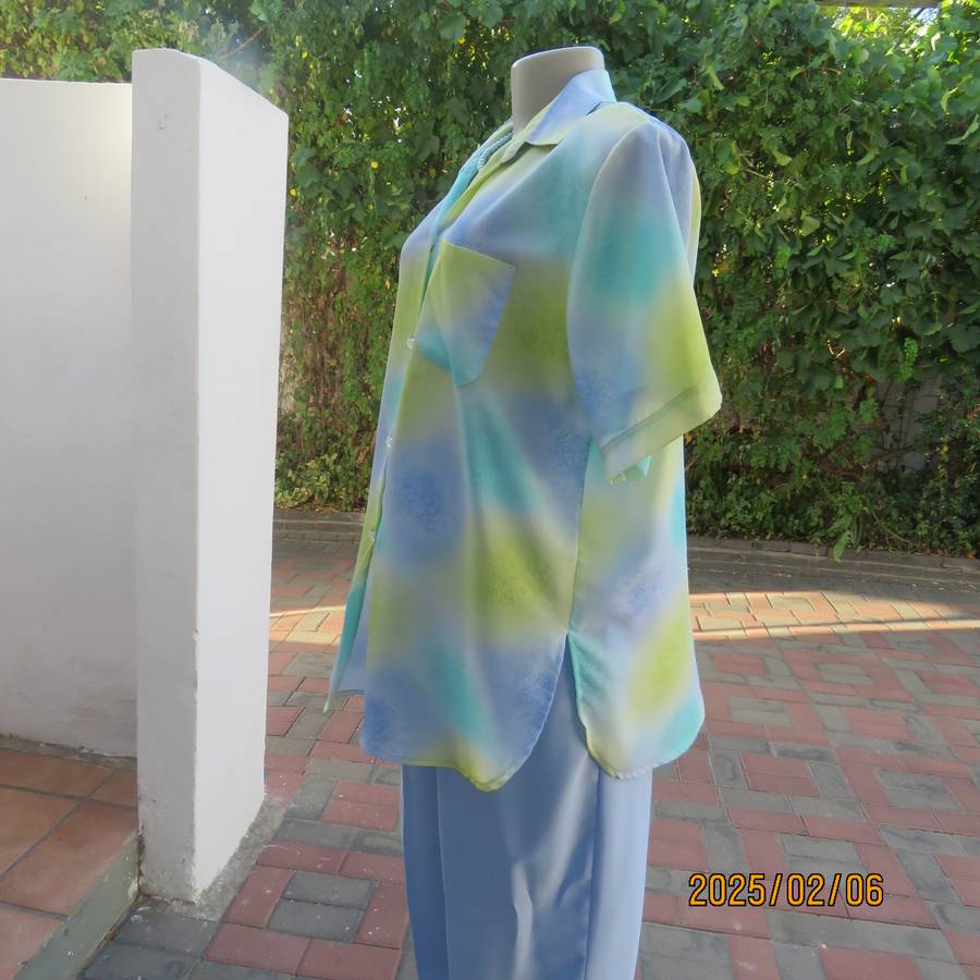 Beautiful cool short sleeve blue-green-yellow baroque printed top. Size 42. As new cond.