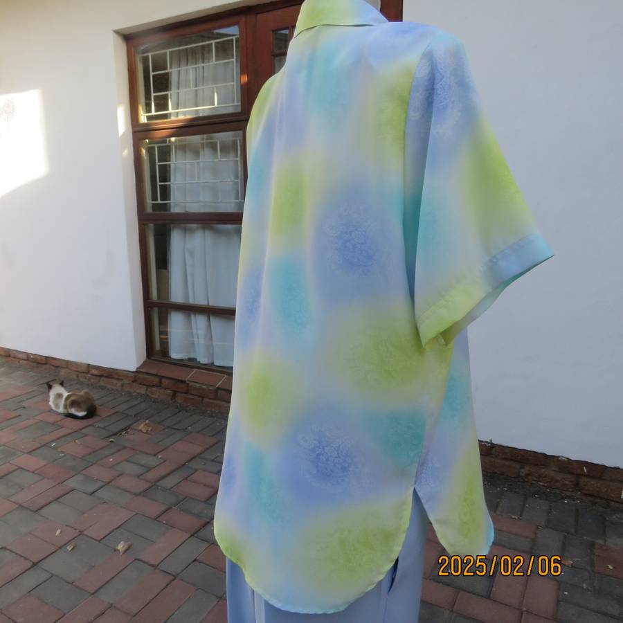 Beautiful cool short sleeve blue-green-yellow baroque printed top. Size 42. As new cond.