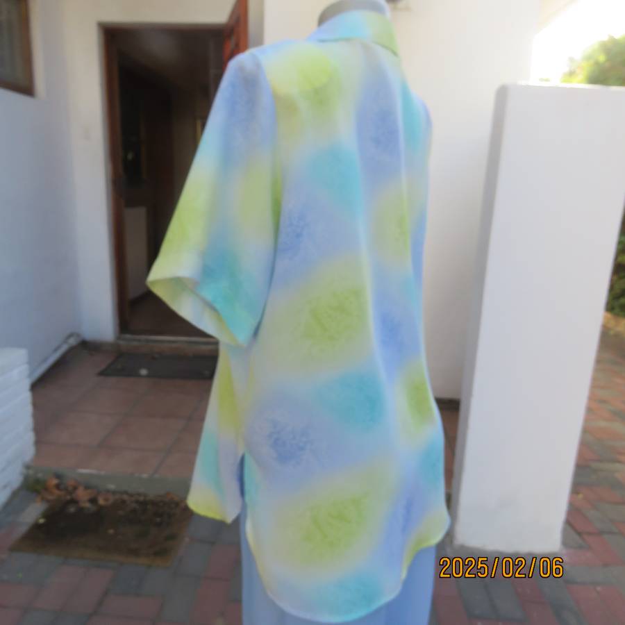 Beautiful cool short sleeve blue-green-yellow baroque printed top. Size 42. As new cond.