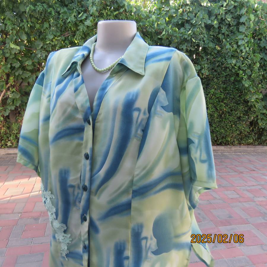Boutique made silky polyester blue-green patterned size 50 styled top. Open collar.As new