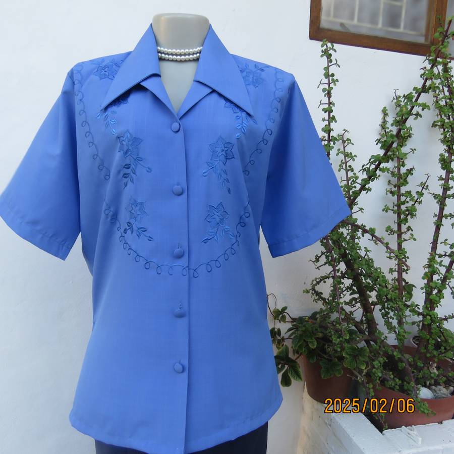 Fabulous true blue richly embroidered short sleeve polycotton top. Size 40-42. Double collar. As new