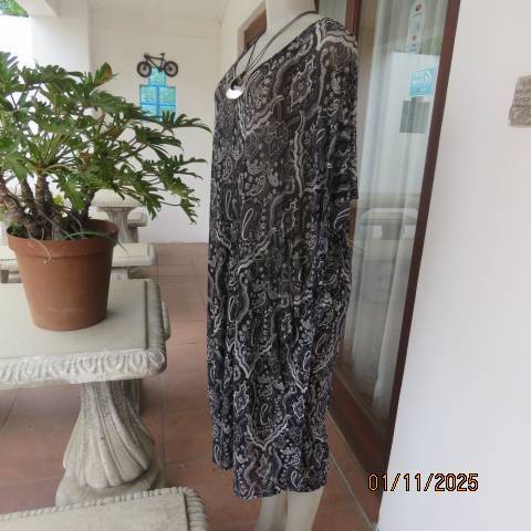 WOOLWORTHS black-white baroque printed sheer stretch slip over dress. Size 38-44