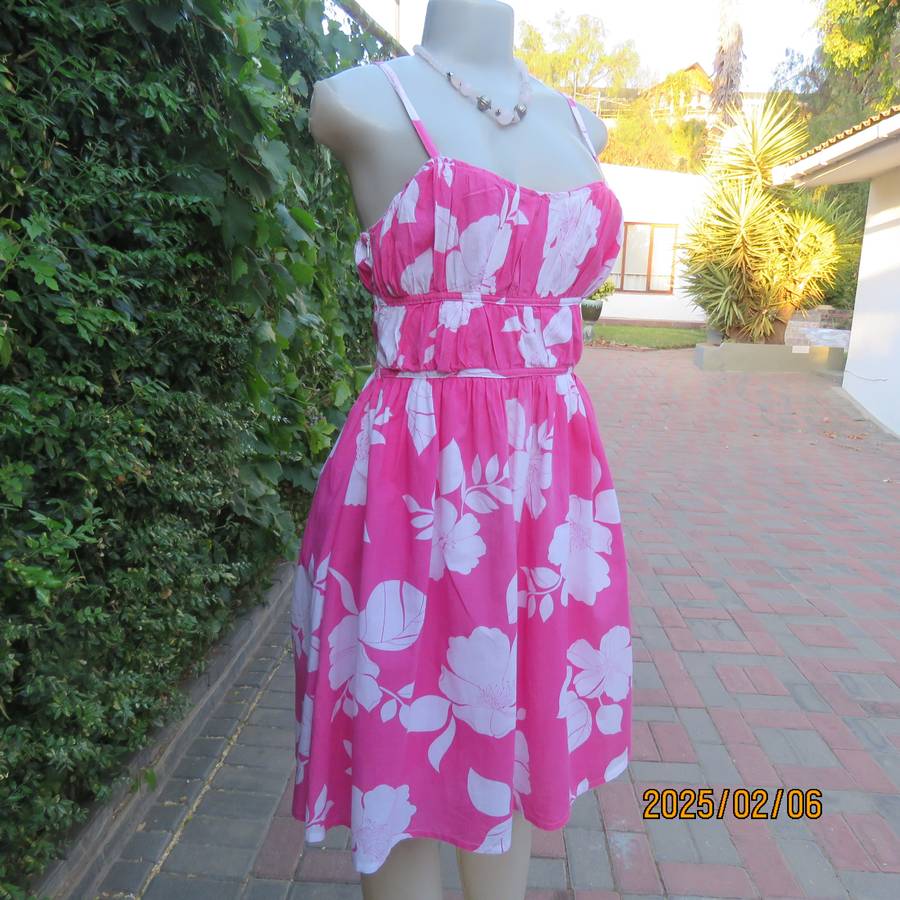 Pretty summer pink-white floral cotton strappy dress. Lined. By VICTORIA BERKHAM.Size 34.Used.