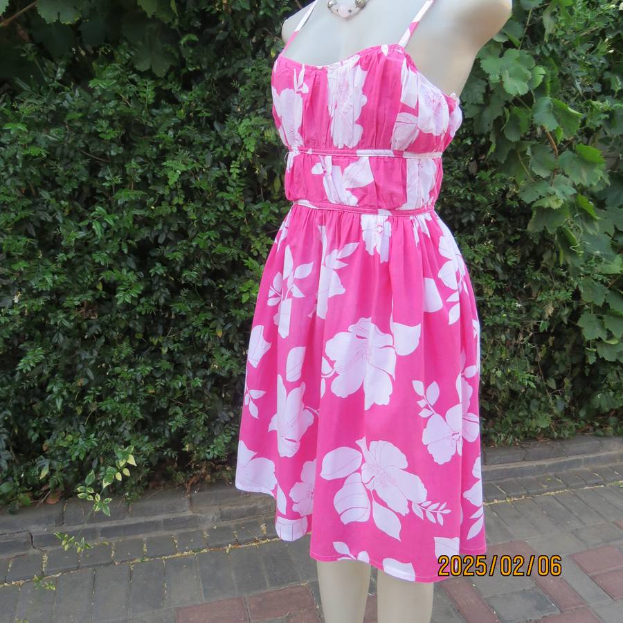 Pretty summer pink-white floral cotton strappy dress. Lined. By VICTORIA BERKHAM.Size 34.Used.