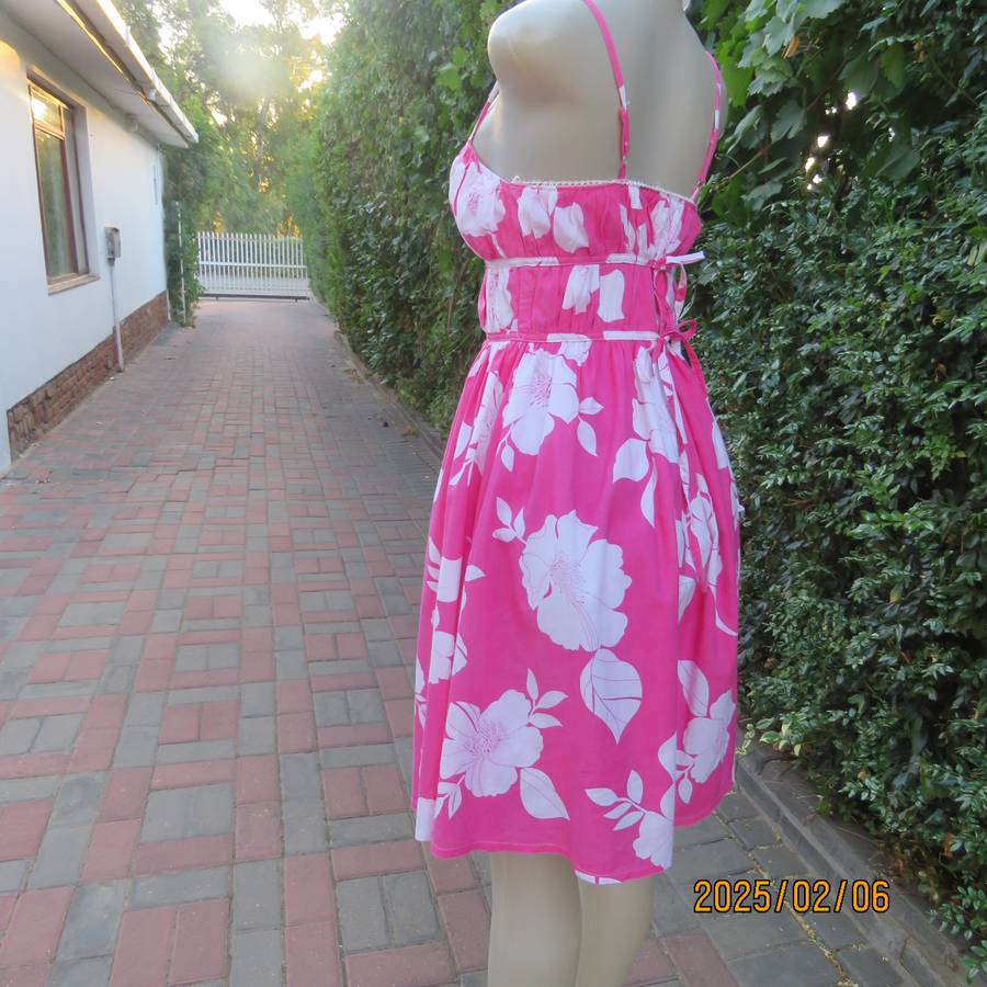 Pretty summer pink-white floral cotton strappy dress. Lined. By VICTORIA BERKHAM.Size 34.Used.