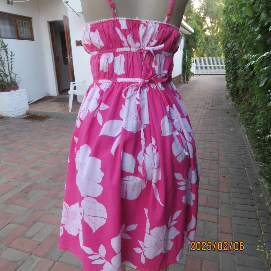 Pretty summer pink-white floral cotton strappy dress. Lined. By VICTORIA BERKHAM.Size 34.Used.
