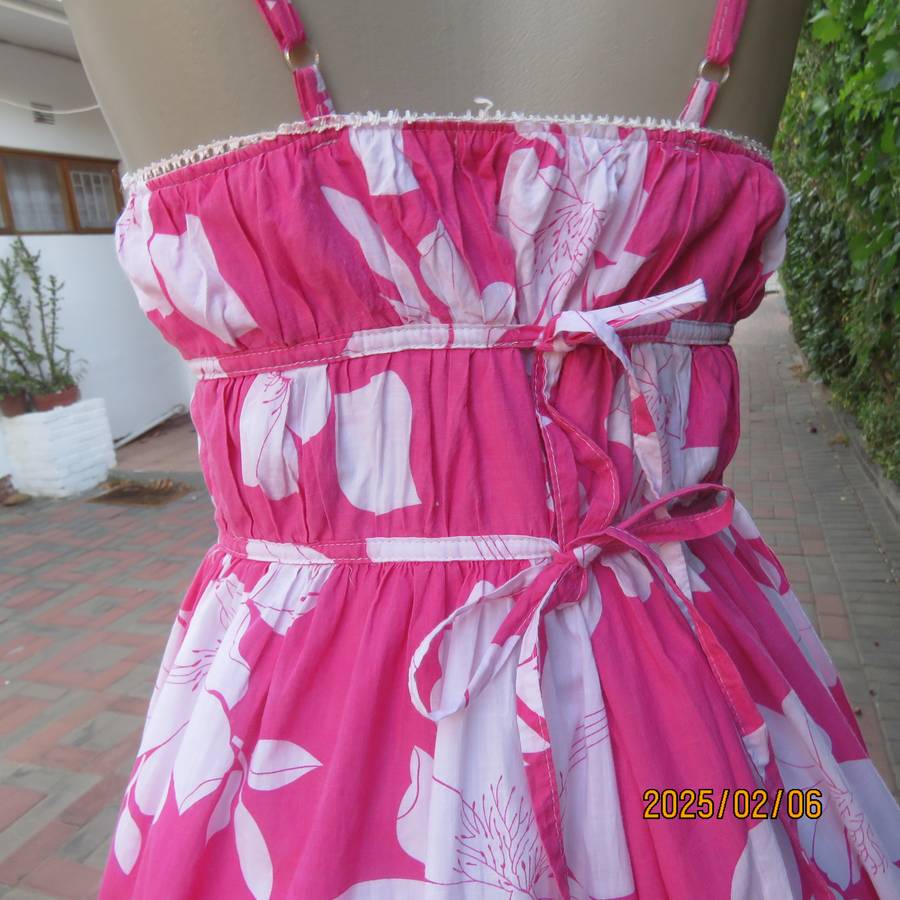 Pretty summer pink-white floral cotton strappy dress. Lined. By VICTORIA BERKHAM.Size 34.Used.