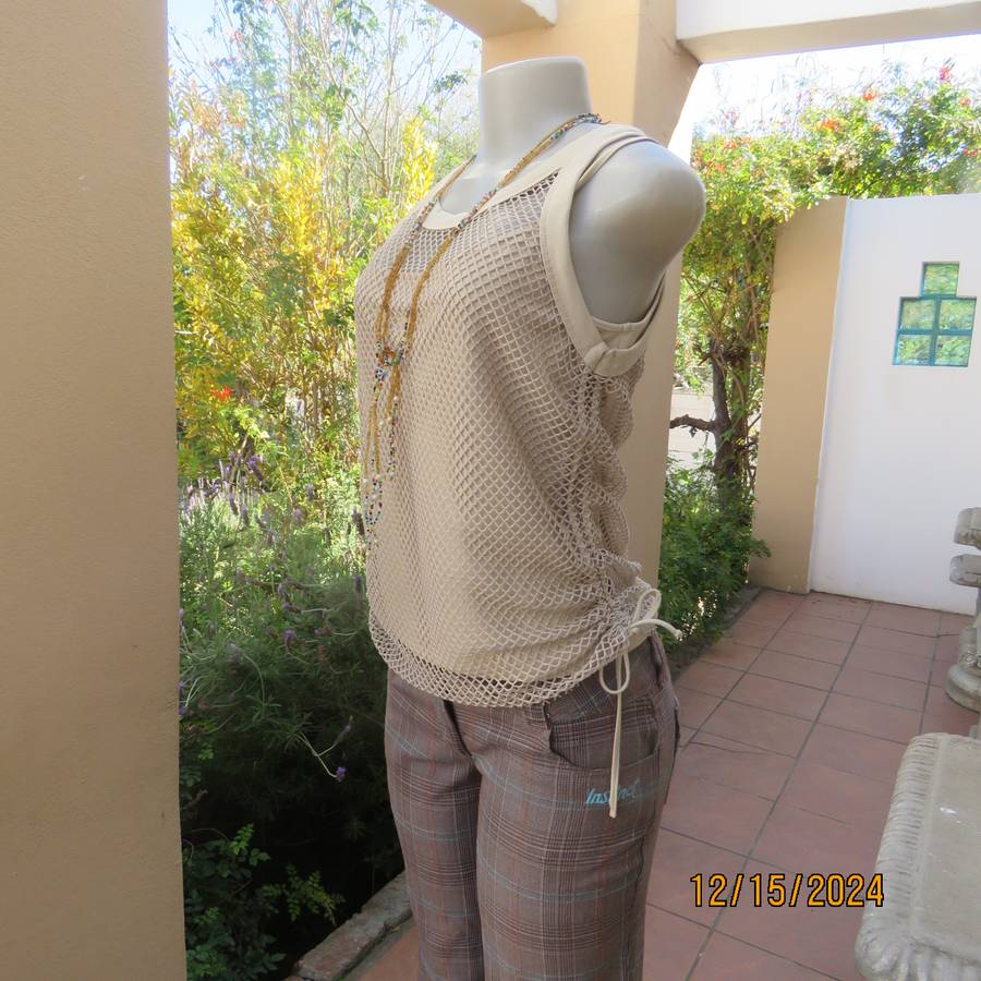 Charming 2 pc wheat colour top with cami and mesh overlayer.Size 36 by OAKTREE. Brand new cond