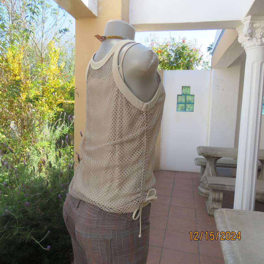 Charming 2 pc wheat colour top with cami and mesh overlayer.Size 36 by OAKTREE. Brand new cond
