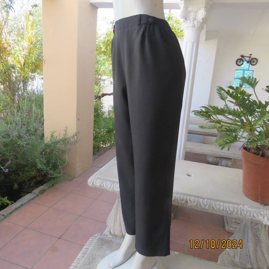 High quality black pants by Bhs from London size 40. In soft polyester. Waist back/sides elasticated