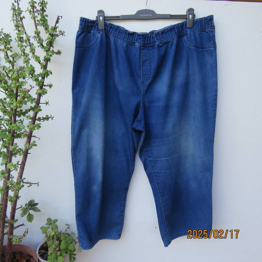 DONNA blue denim cropped jeans in polycotton stretch size 48. No pockets. Elasticated waist.