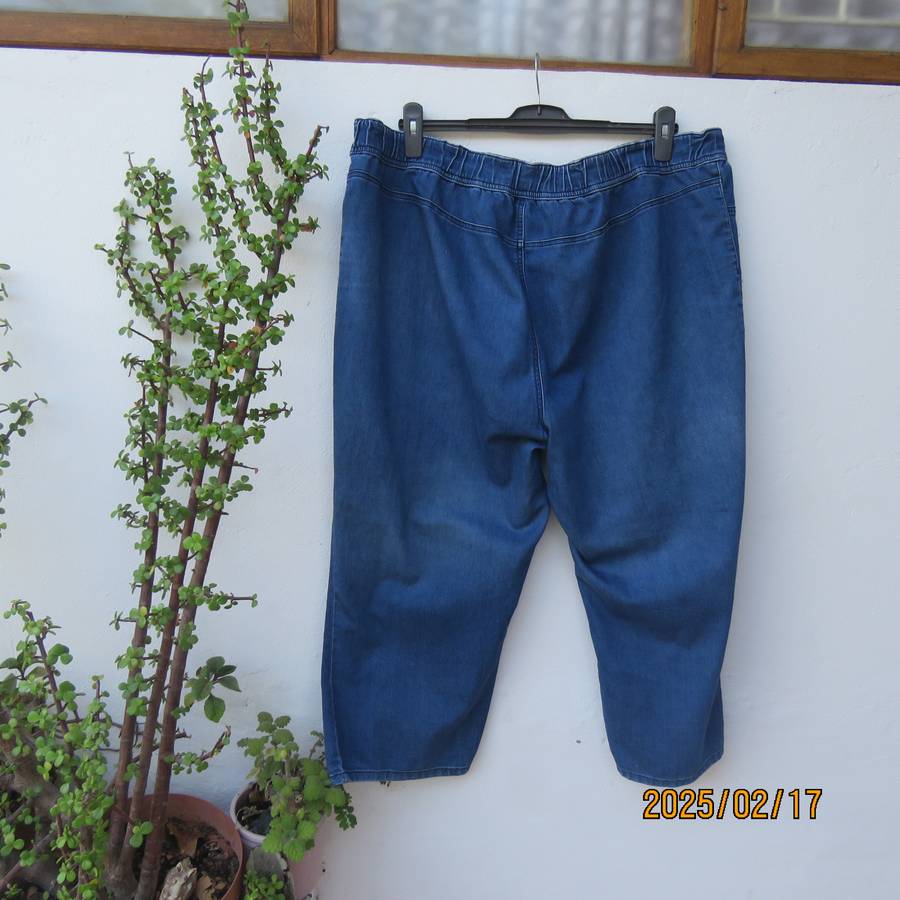 DONNA blue denim cropped jeans in polycotton stretch size 48. No pockets. Elasticated waist.