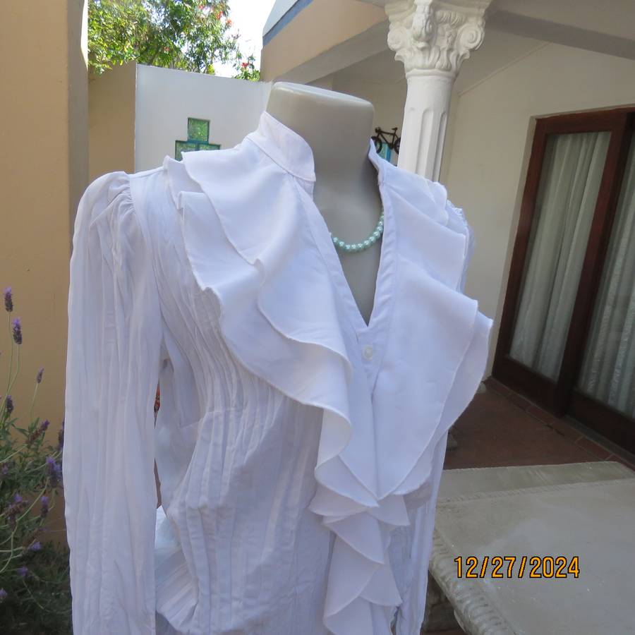 Nostalgic white crinkled polyester long sleeve blouson style top.Size 32 by TRUWORTHS.Double frill.