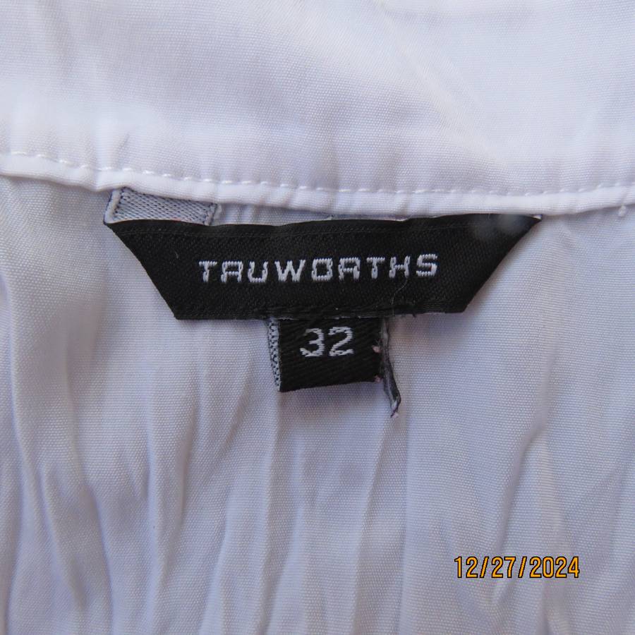 Nostalgic white crinkled polyester long sleeve blouson style top.Size 32 by TRUWORTHS.Double frill.