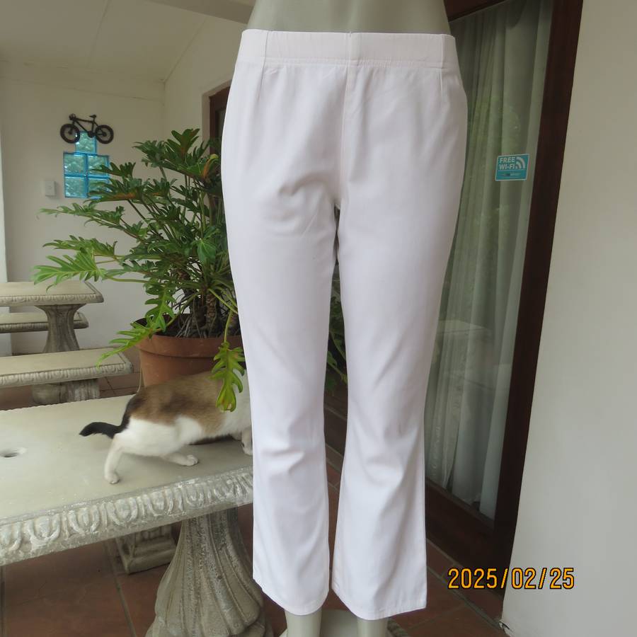 WOOLWORTHS white comfy cotton stretch bootlegged pants. Size 34. Elasticated waist. As new cond.