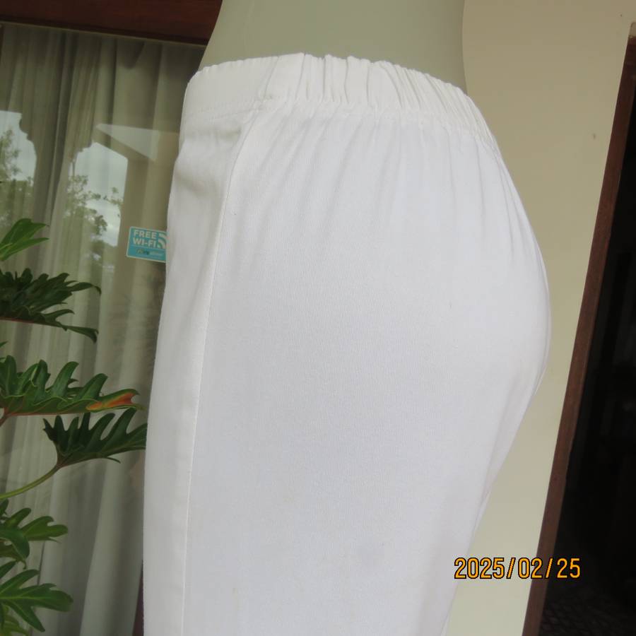 WOOLWORTHS white comfy cotton stretch bootlegged pants. Size 34. Elasticated waist. As new cond.