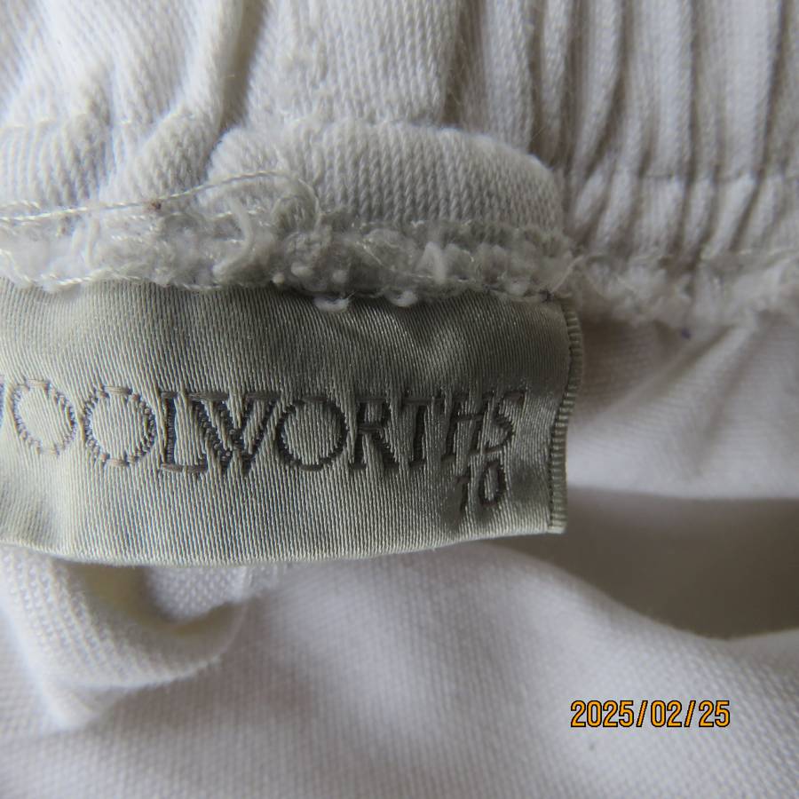 WOOLWORTHS white comfy cotton stretch bootlegged pants. Size 34. Elasticated waist. As new cond.